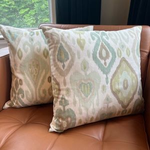 Set of two accent pillows
